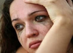 Un primer plano del rostro de una mujer con lágrimas corriendo por su rostro.