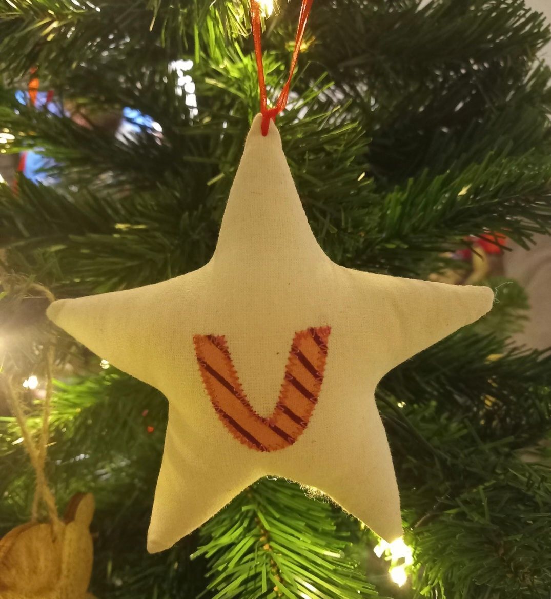 Enfeite de Natal em forma de estrela creme com a letra