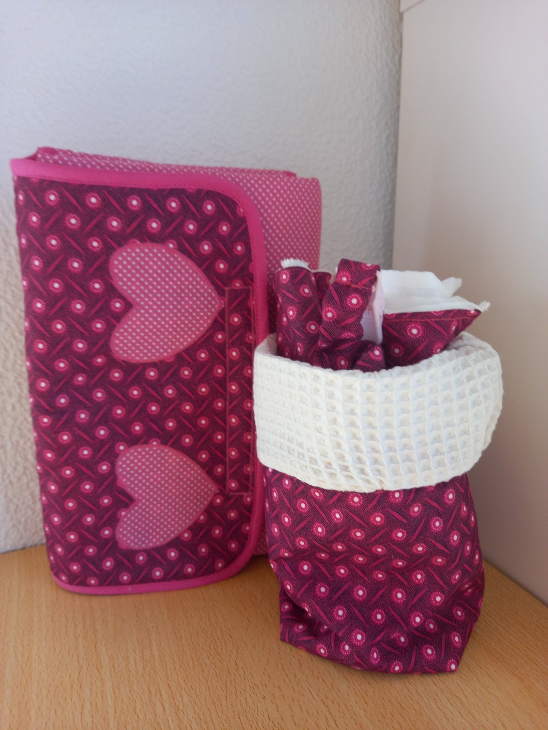 Uma carteira rosa e uma cesta com corações