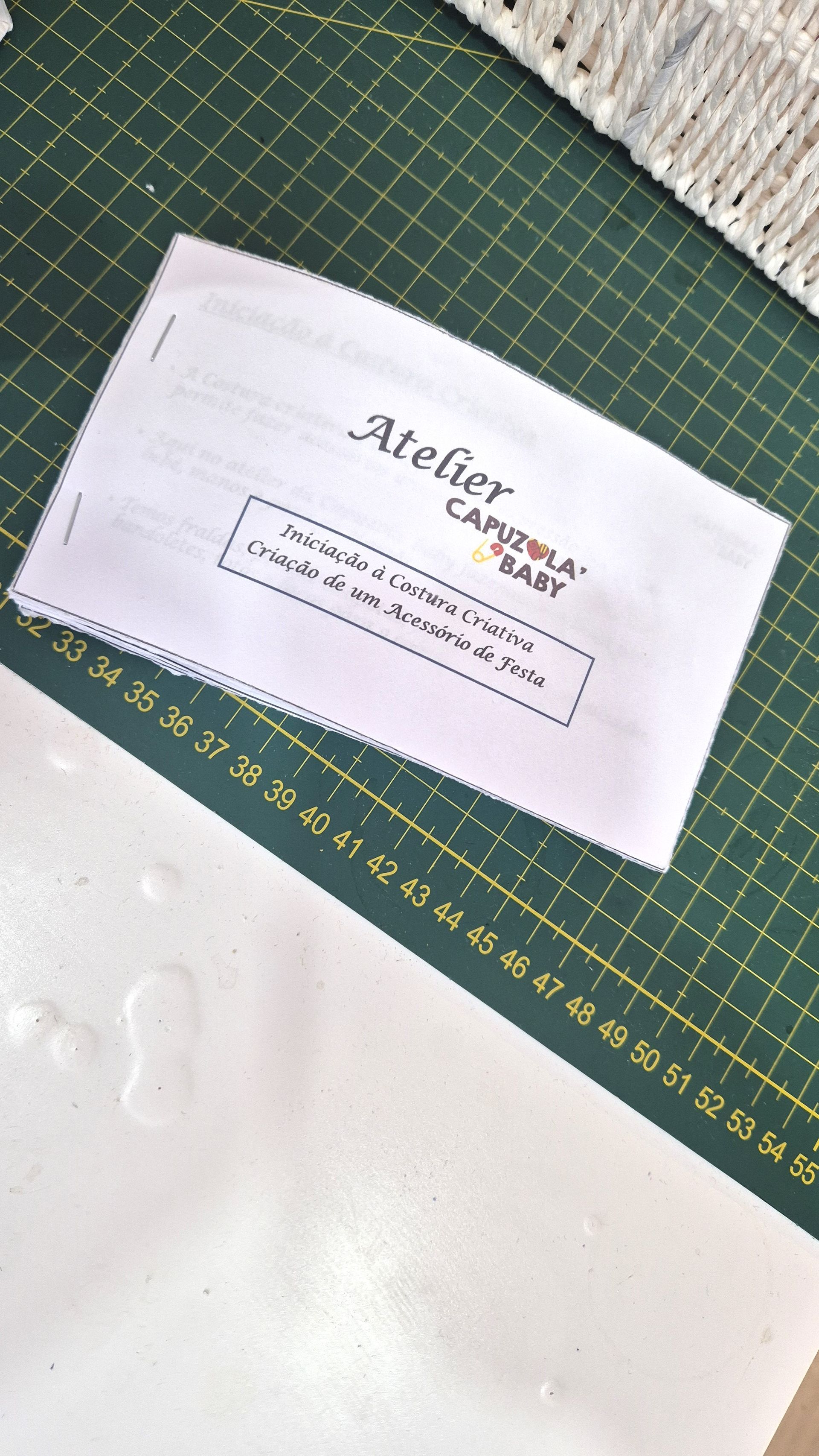 Uma etiqueta branca impressa,