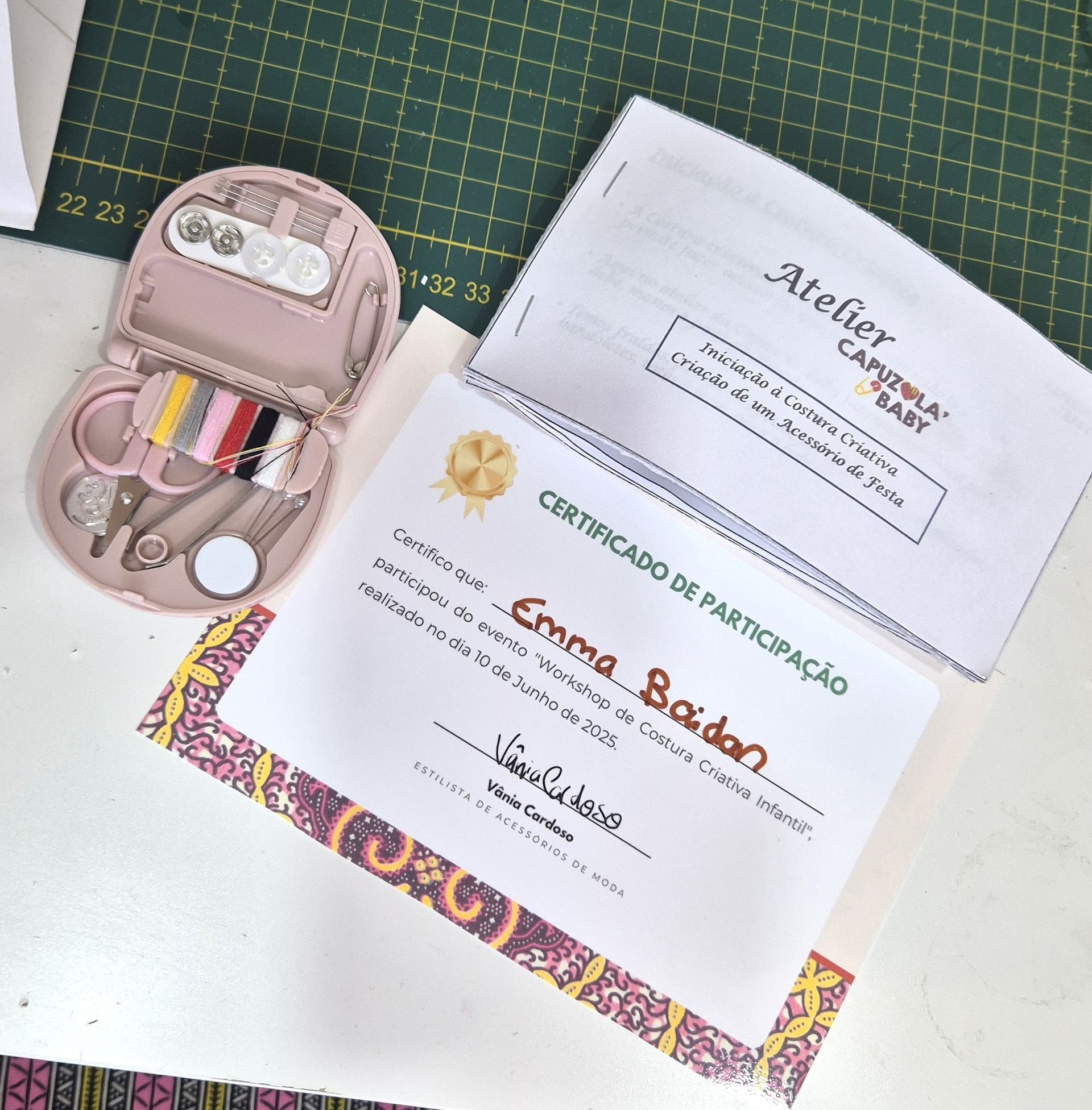 Um pedaço de papel com a palavra atelier nele