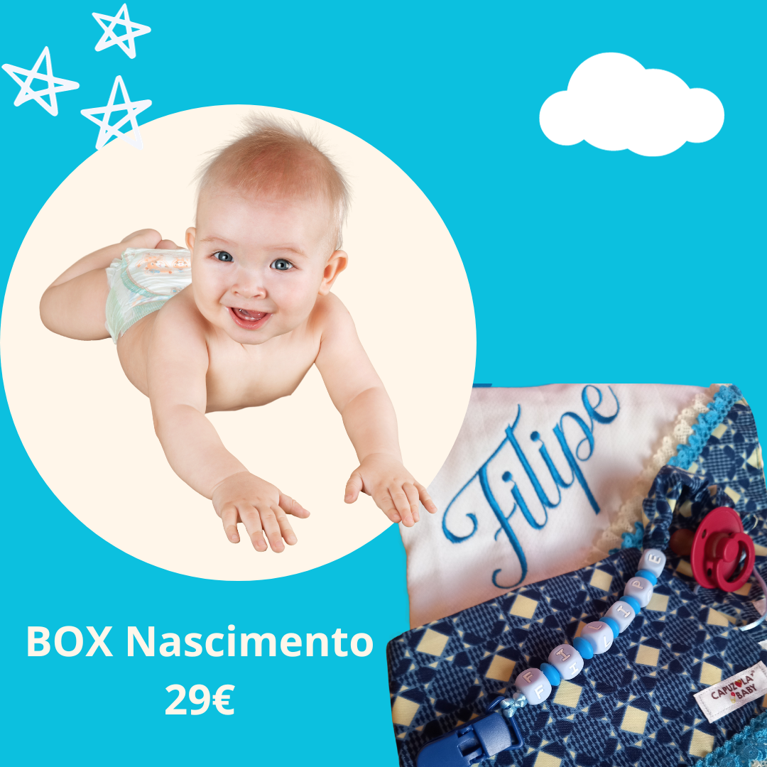 Um bebê está engatinhando ao lado de um cobertor com o nome Filipe escrito nele