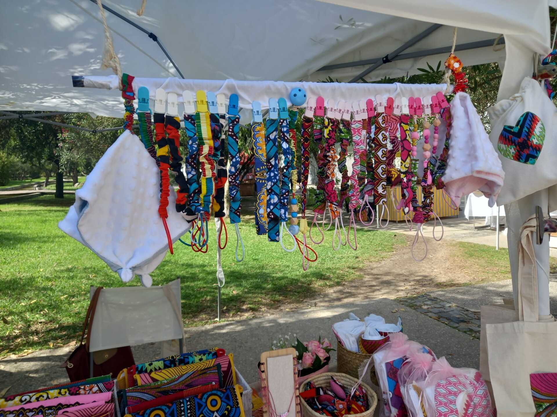 Uma barraca com um monte de roupas penduradas