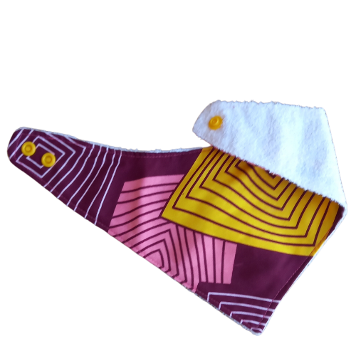 Um babador com um padrão roxo e amarelo