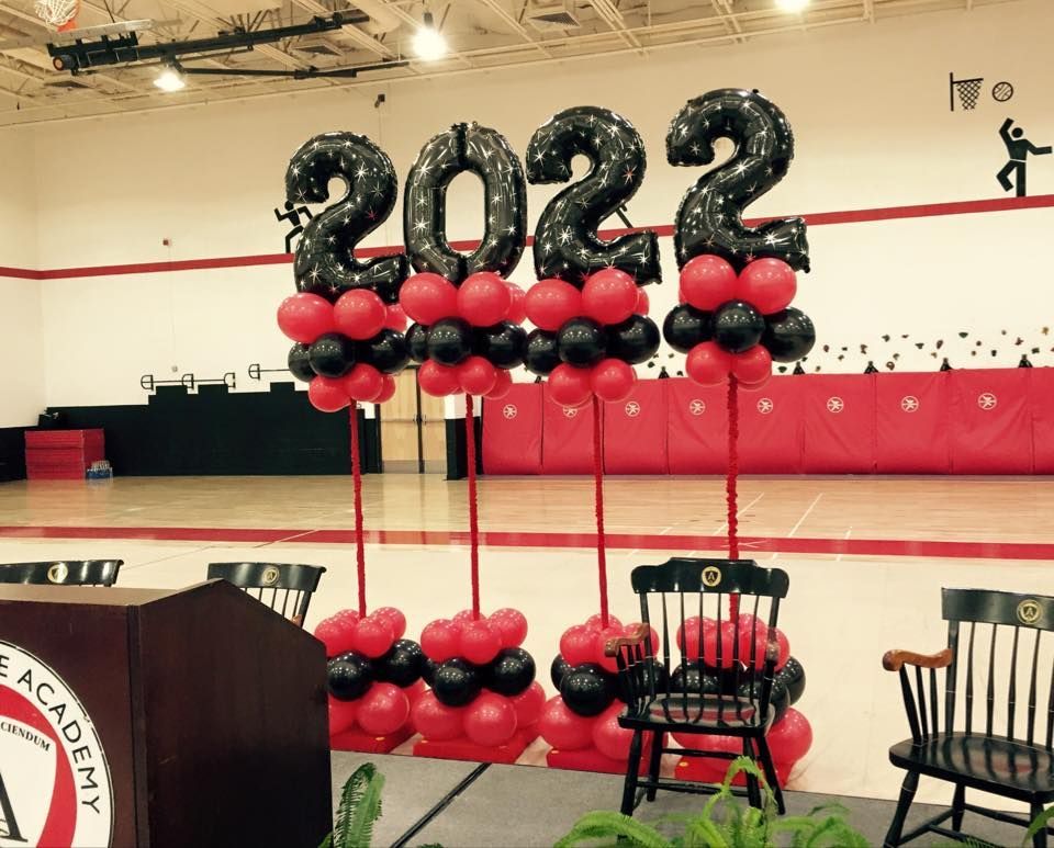 A podium with balloons in the shape of the number 2022