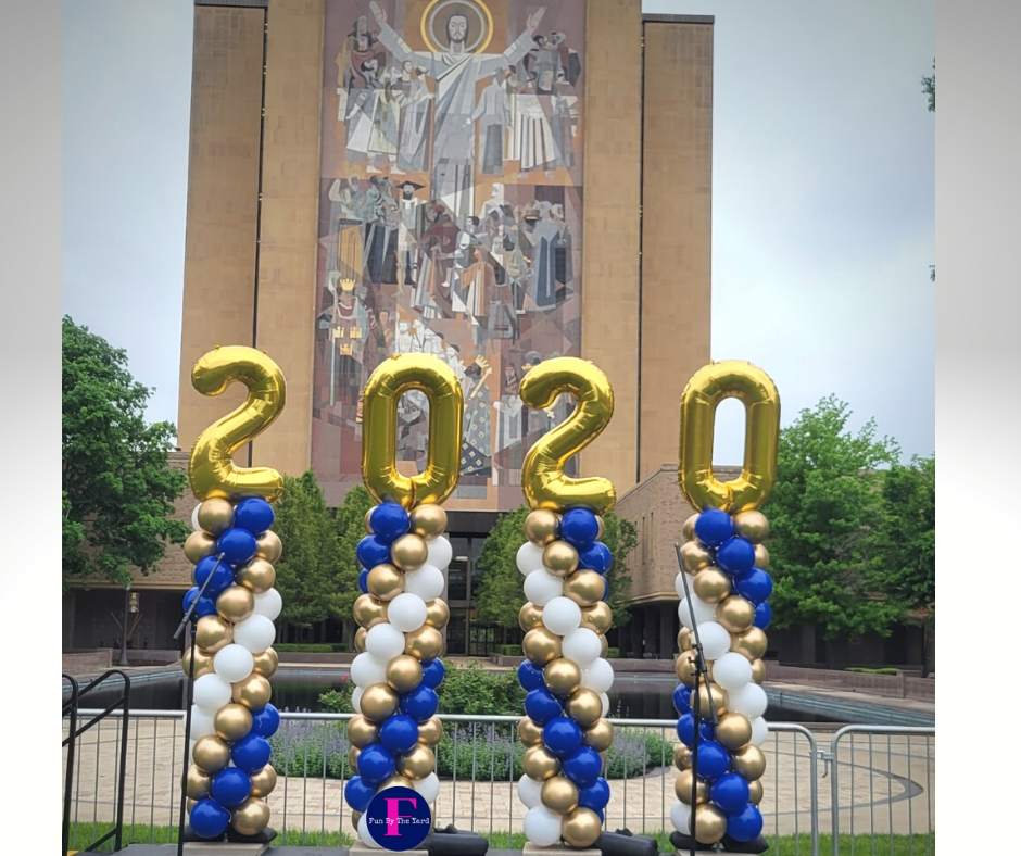 A row of balloons with the year 2020 on them in front of a building.