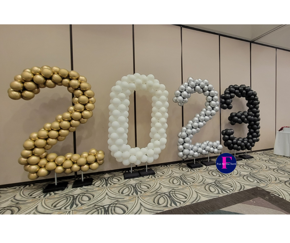 The numbers 2022 are made of balloons in a room3