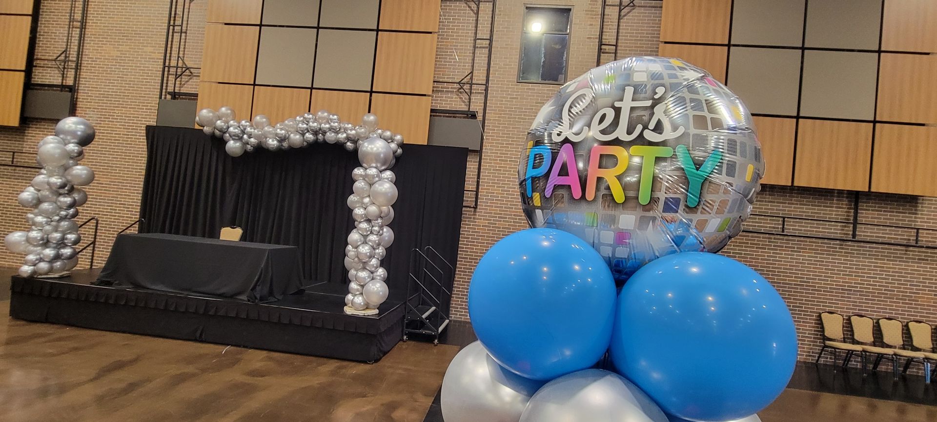 A bunch of balloons are sitting on top of each other in a room.