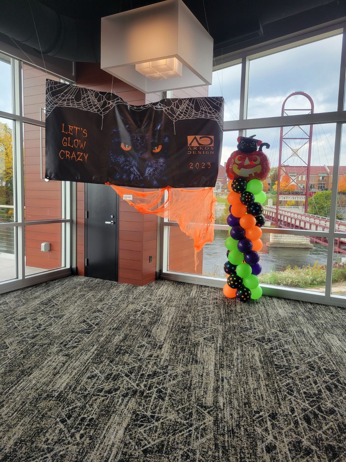 A room decorated for halloween with balloons and a pumpkin.