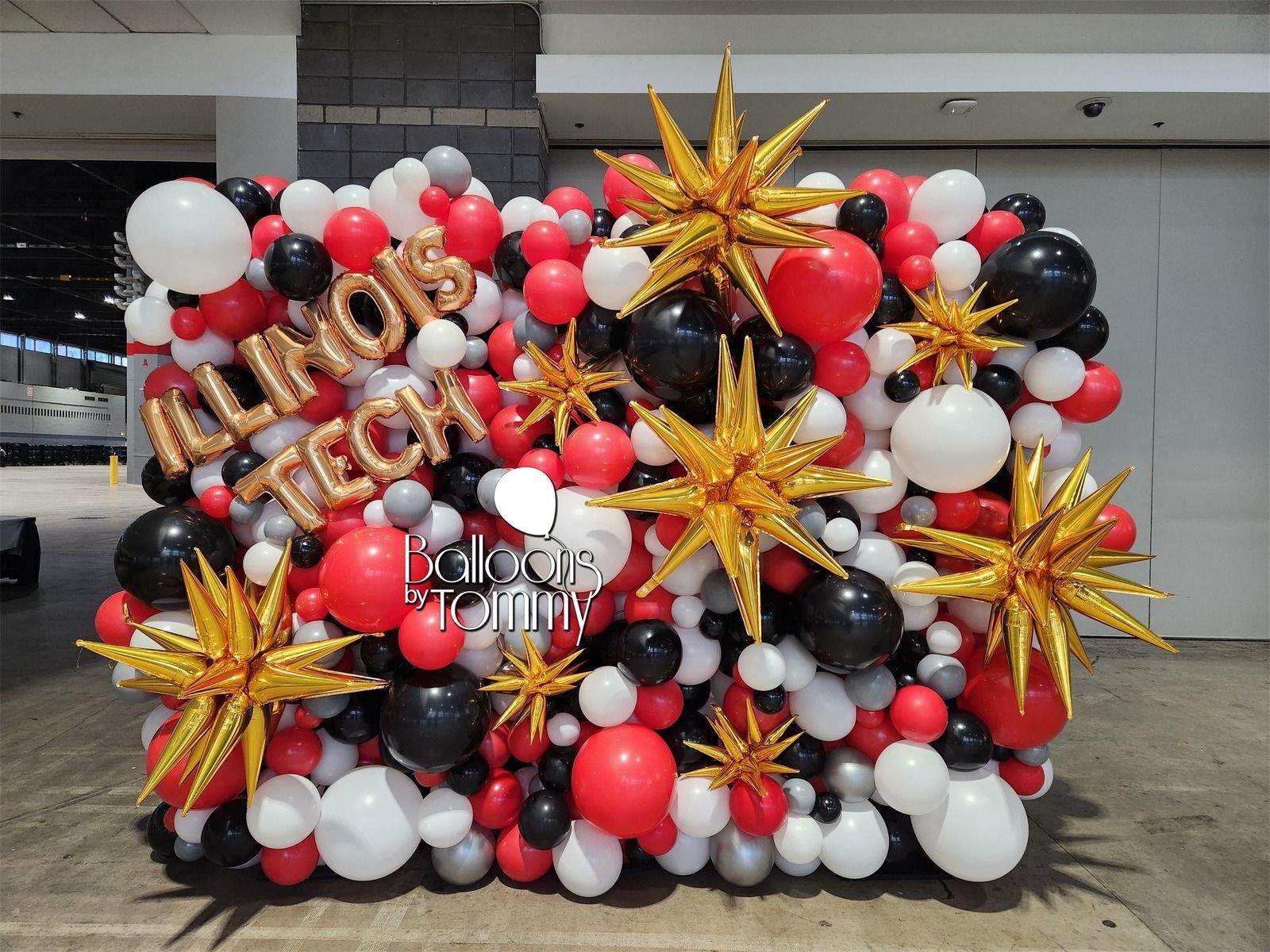 A wall of balloons with the words illinois tech on it