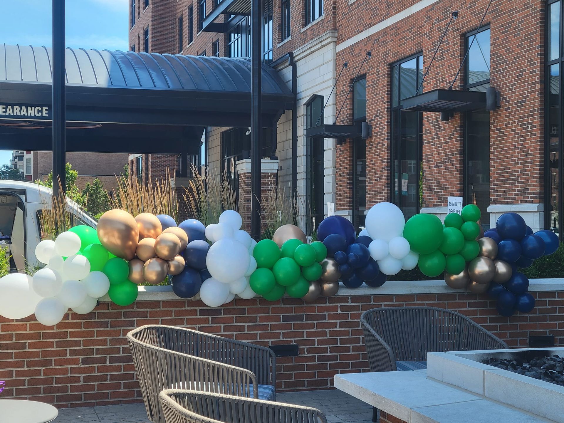 Balloon garland in white green gold and blue for Notre Dame