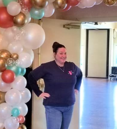 freeform organic balloon arch in pearl colors at blackthorn golf course