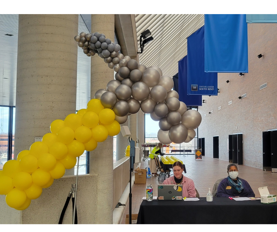 Balloon sculpture shaped as a hammer