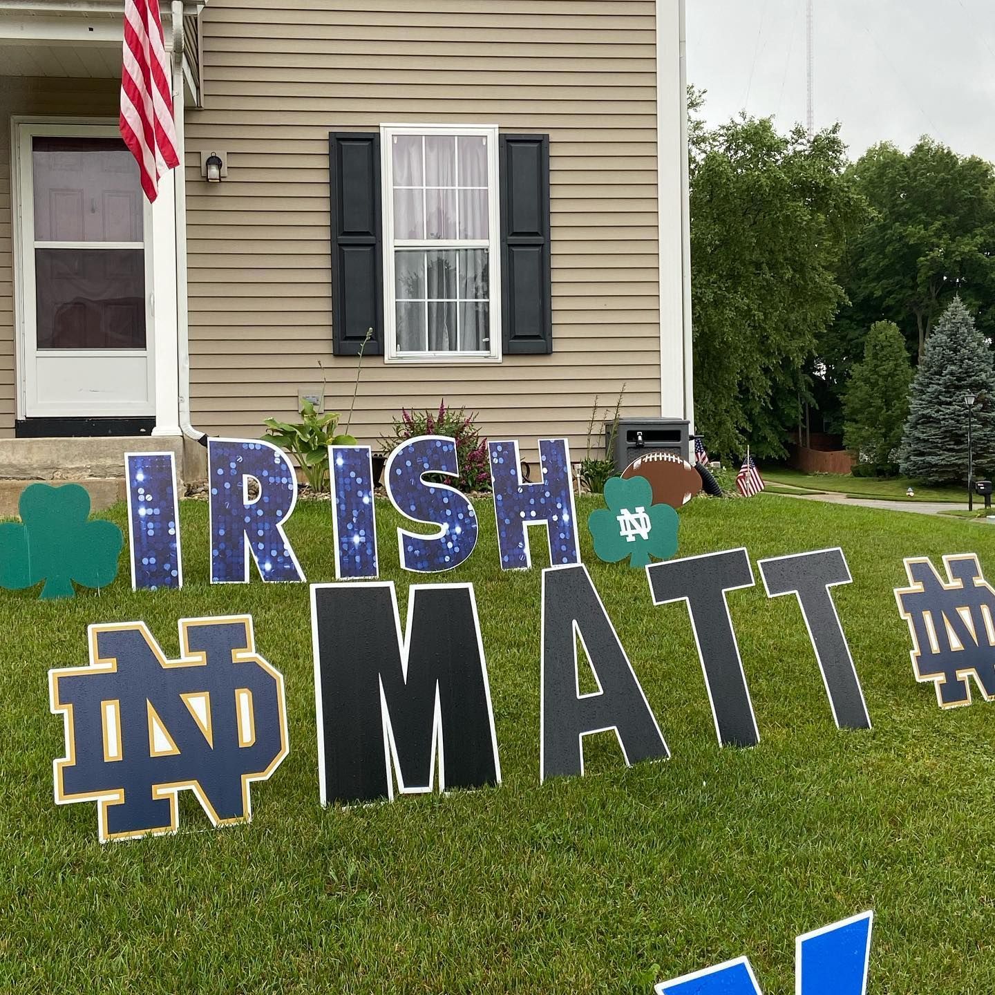A sign in front of a house that says irish matt