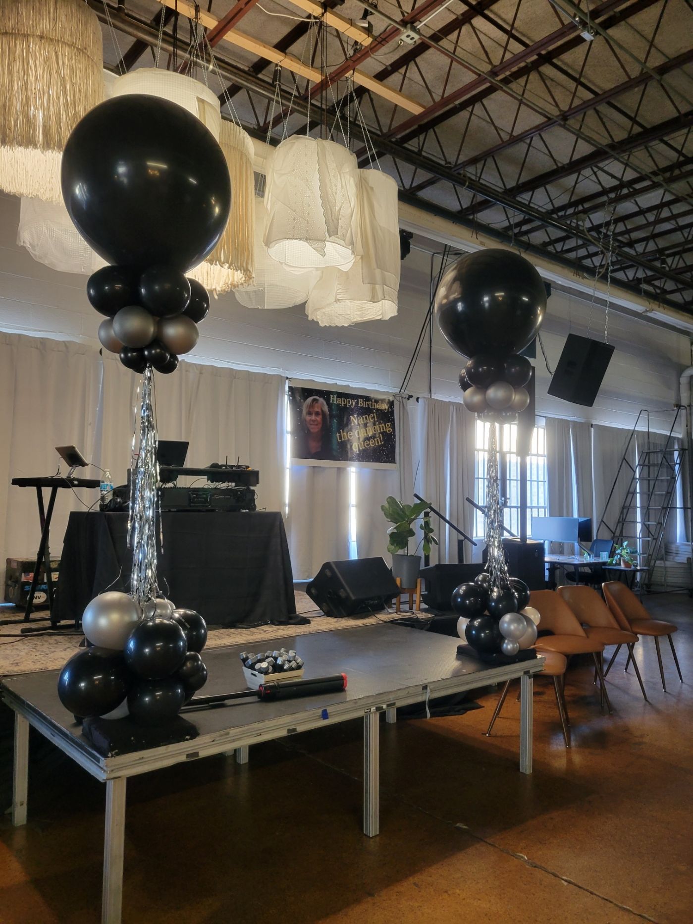 A room with a table and balloons on it