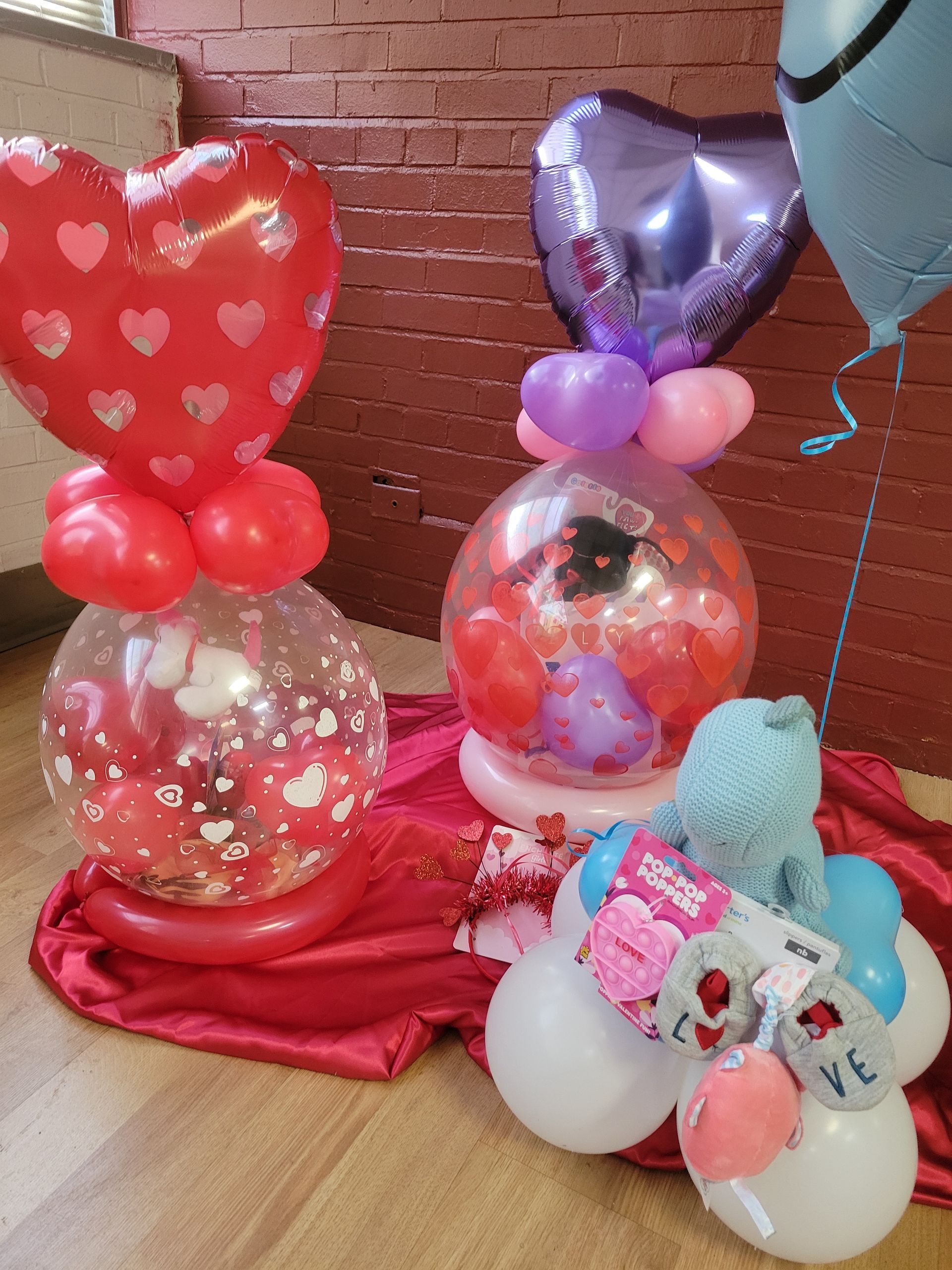 Stuffed gift balloons with one that says love on it
