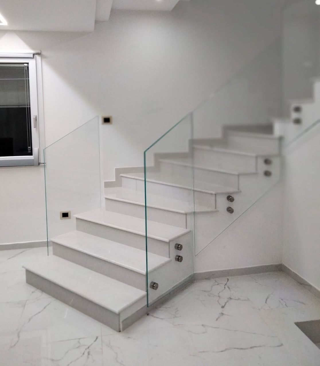 scala bianca con protezione in vetro