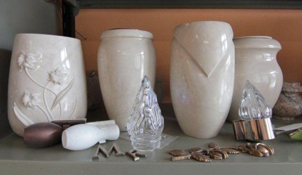 urne decorate in pietra color crema