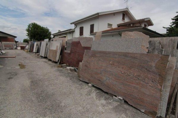 lastre di pietre per la realizzazione di lapidi