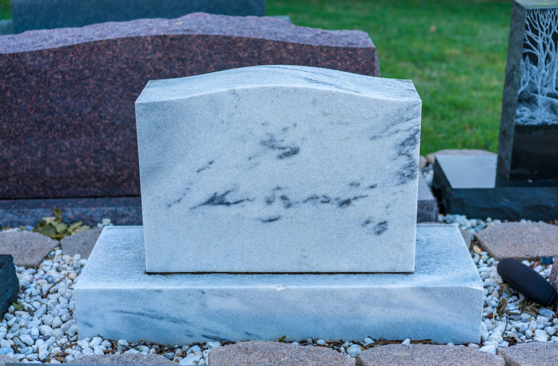 lapide in marmo bianco