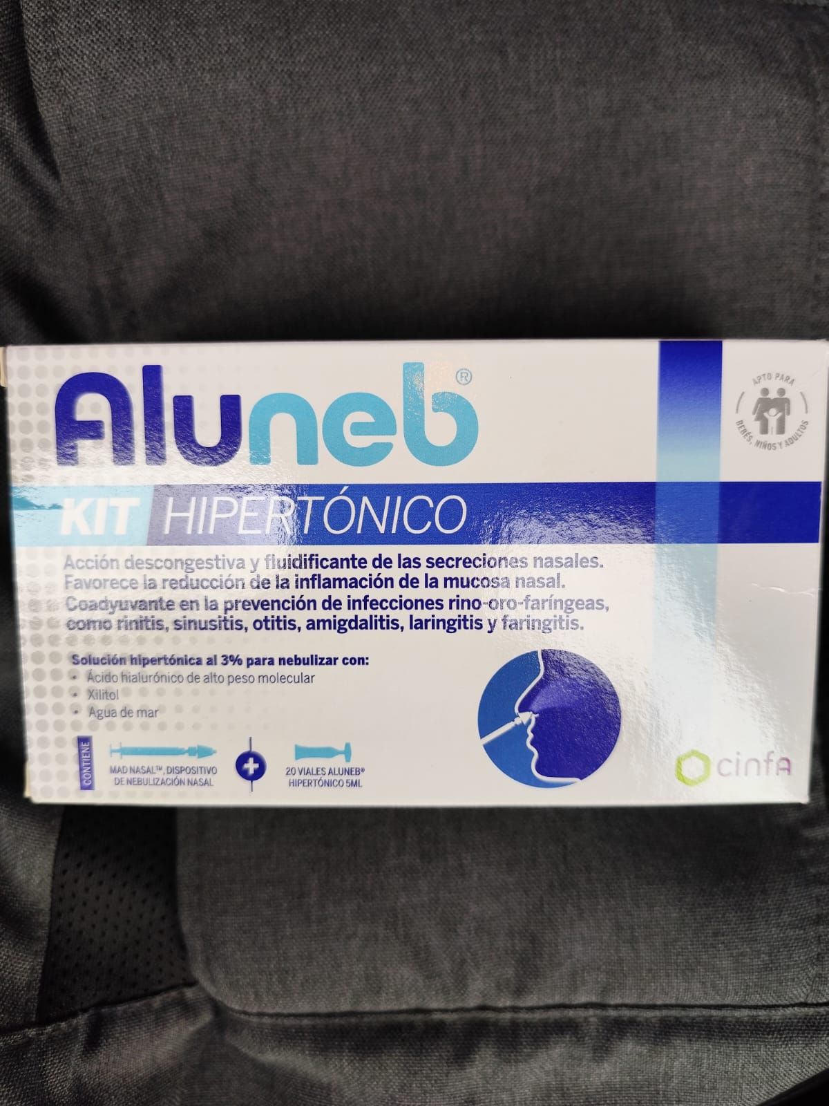 Caja nasal Aluneb Kit Hipertónico sobre fondo de tela oscura, embalaje blanco y azul.