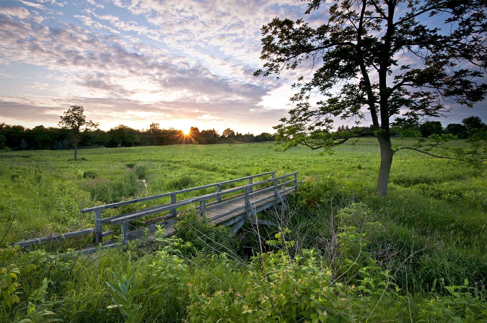 A church with a cross on the front of it