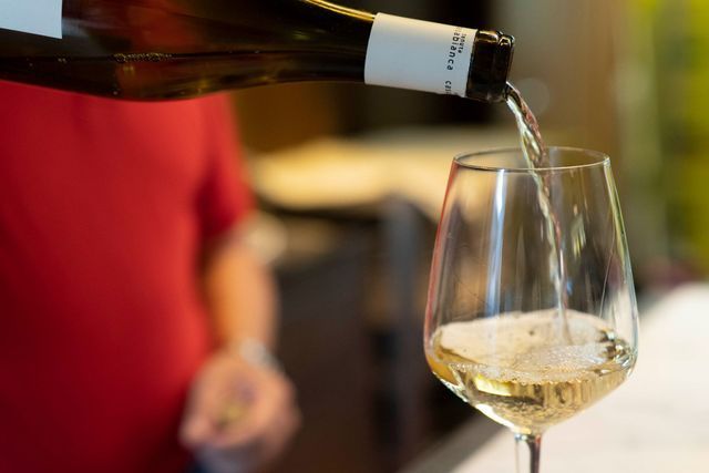 Due piatti con antipasto di pesce: granchio, pomodori, capperi, olive e basilico.