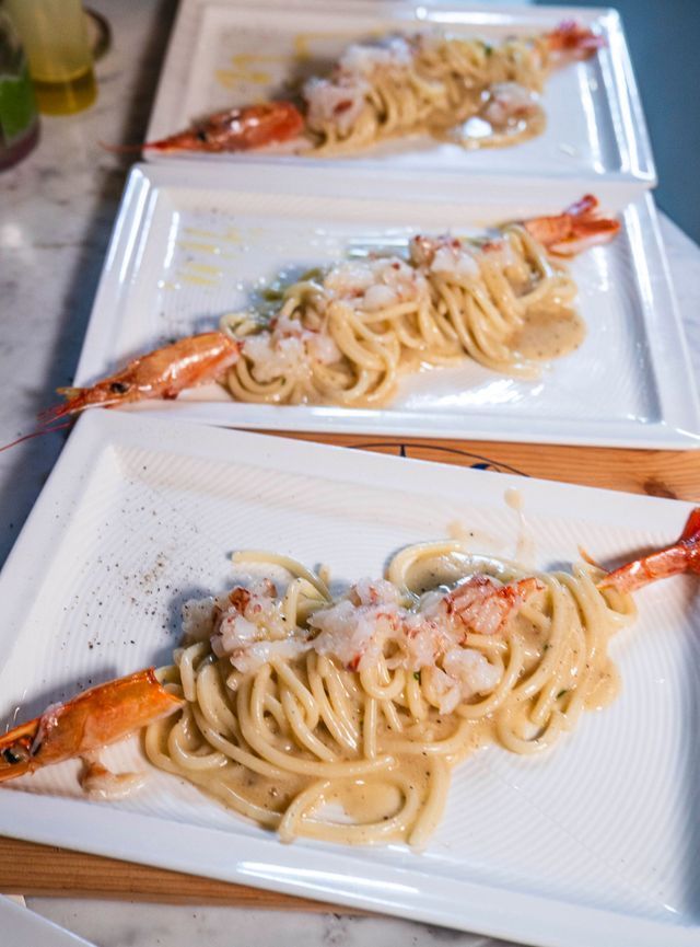 Bistecca tagliata a fette su un tagliere di legno, con mezzo limone grigliato.