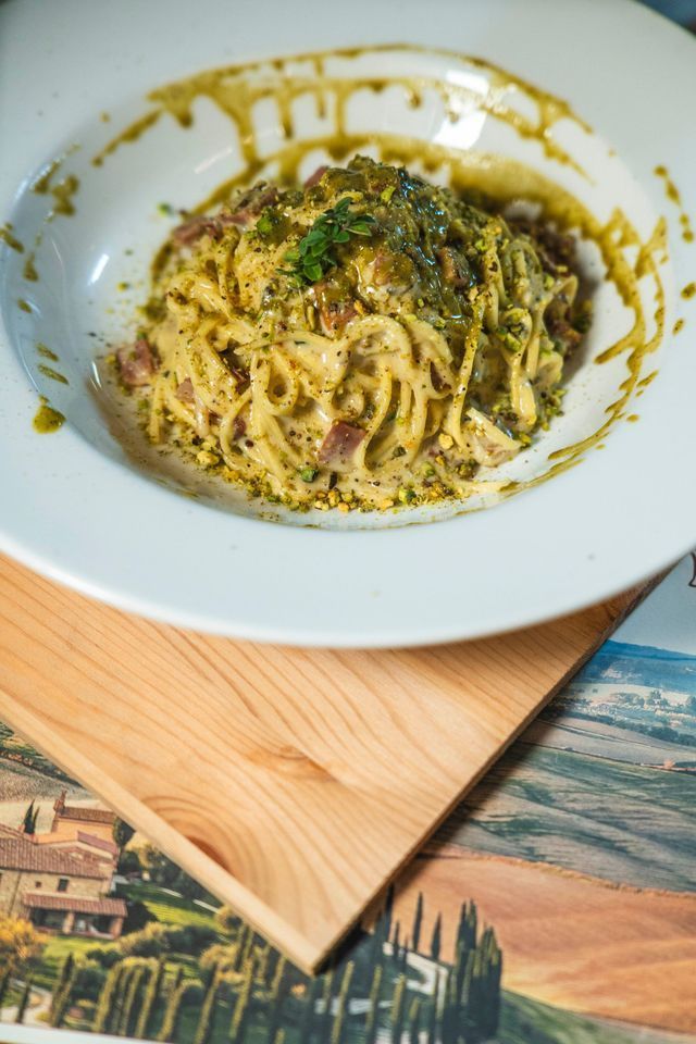 TAGLIERINI AL PISTACCHIO PANCETTA E CIPOLLA