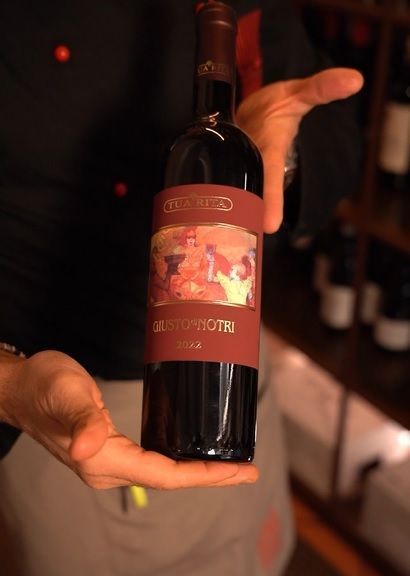 Due bottiglie di vino Chianti Ruffino Riserva Ducale. Bottiglie rosso scuro con etichette gialle e tappi marroni.