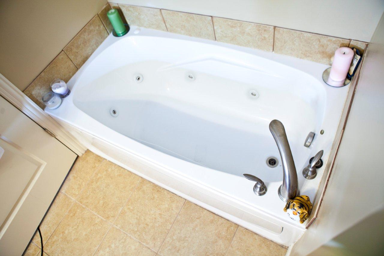 Soak in the Luxurious Bathtubs at The Lofts at the Manor Apartments in Columbia, MO