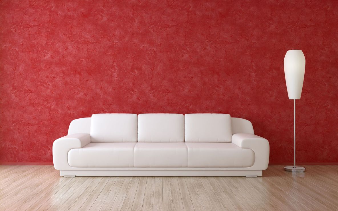 divano bianco con parete in stucco veneziano