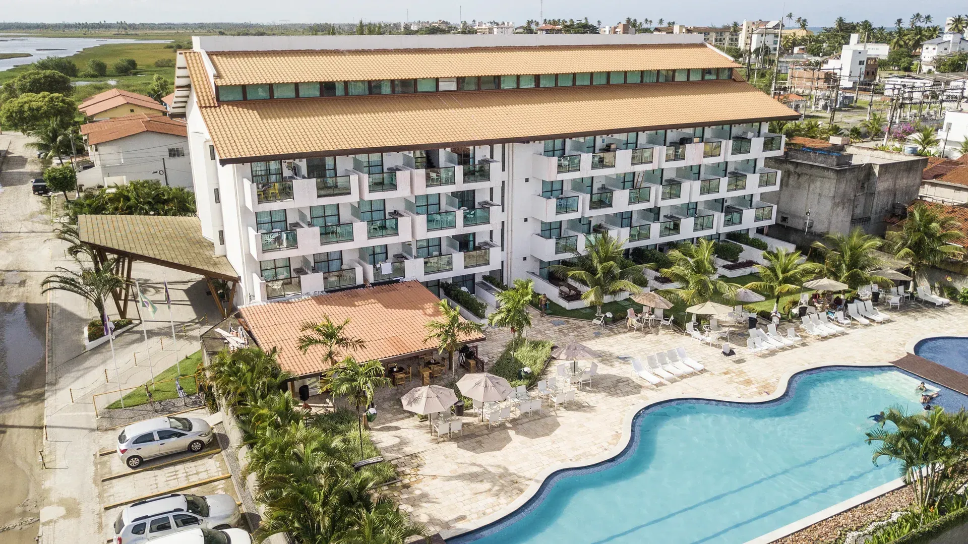 Uma vista aérea de um hotel com uma grande piscina