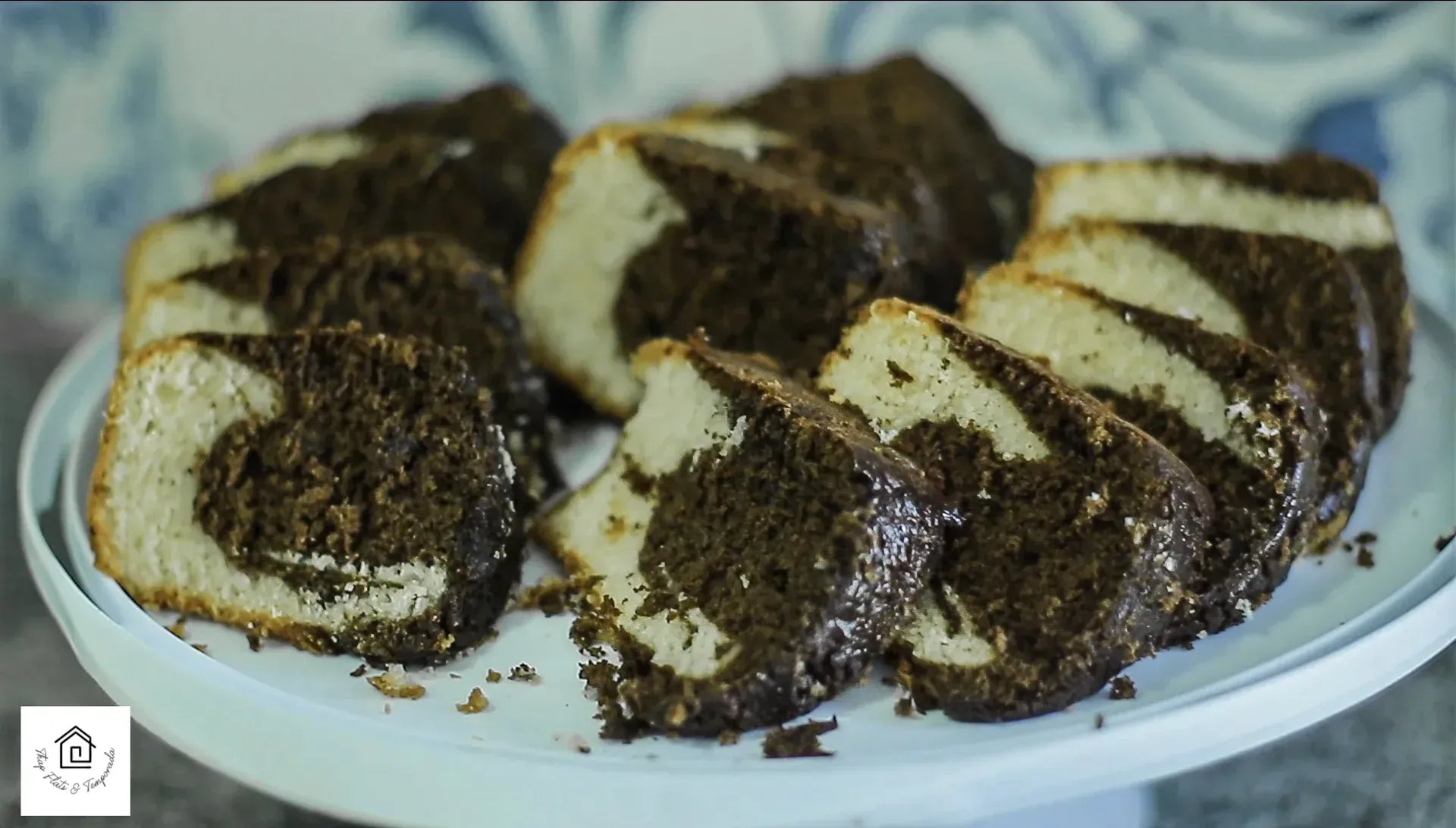 Um prato branco coberto com fatias de bolo de chocolate