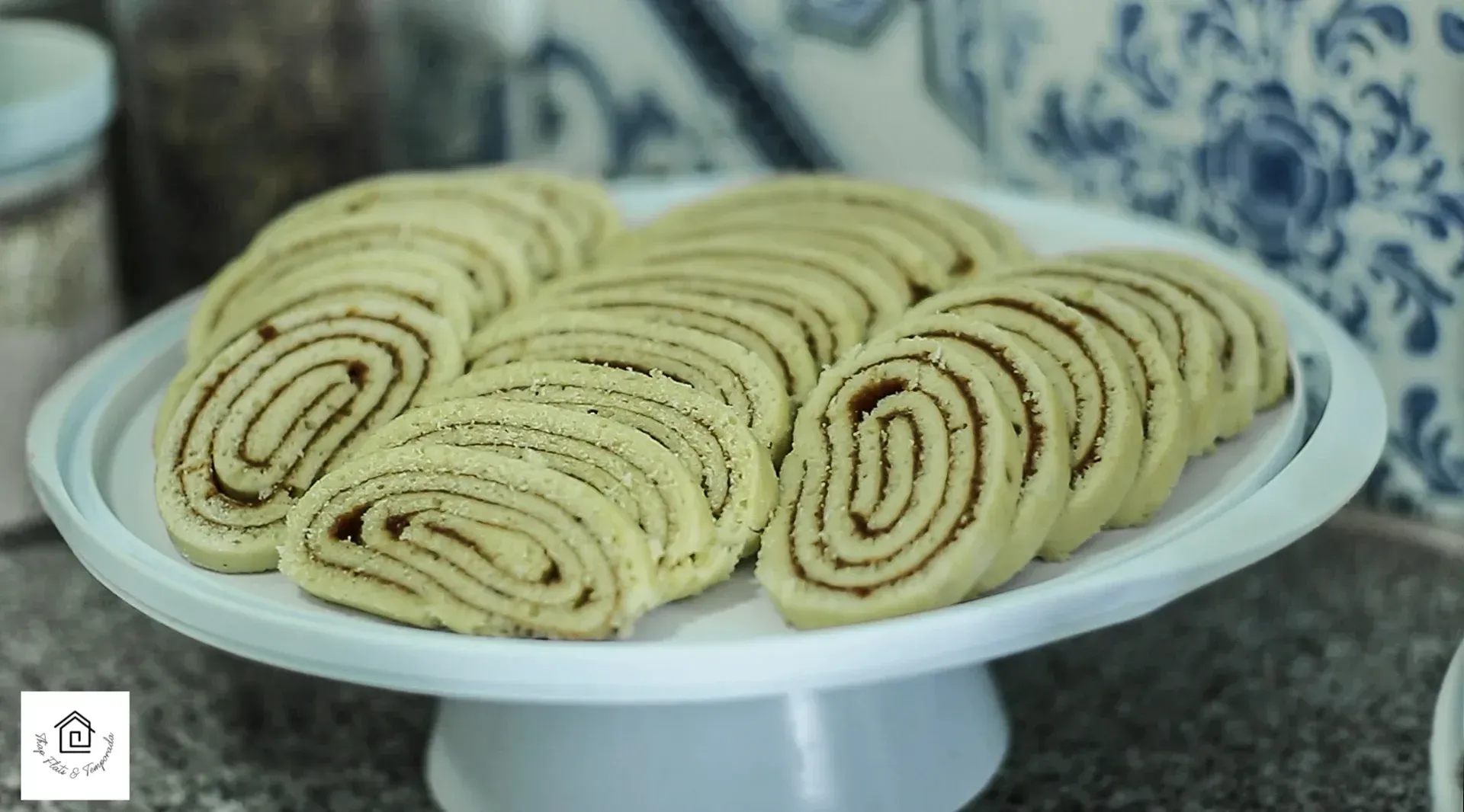 Um prato branco com um monte de biscoitos