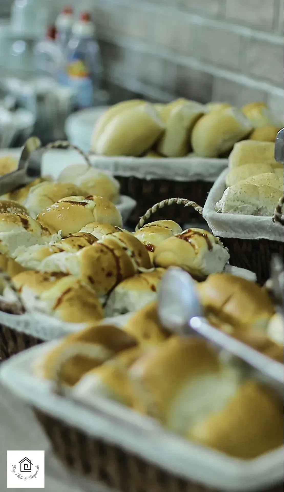 Há muitos tipos diferentes de pão na mesa.
