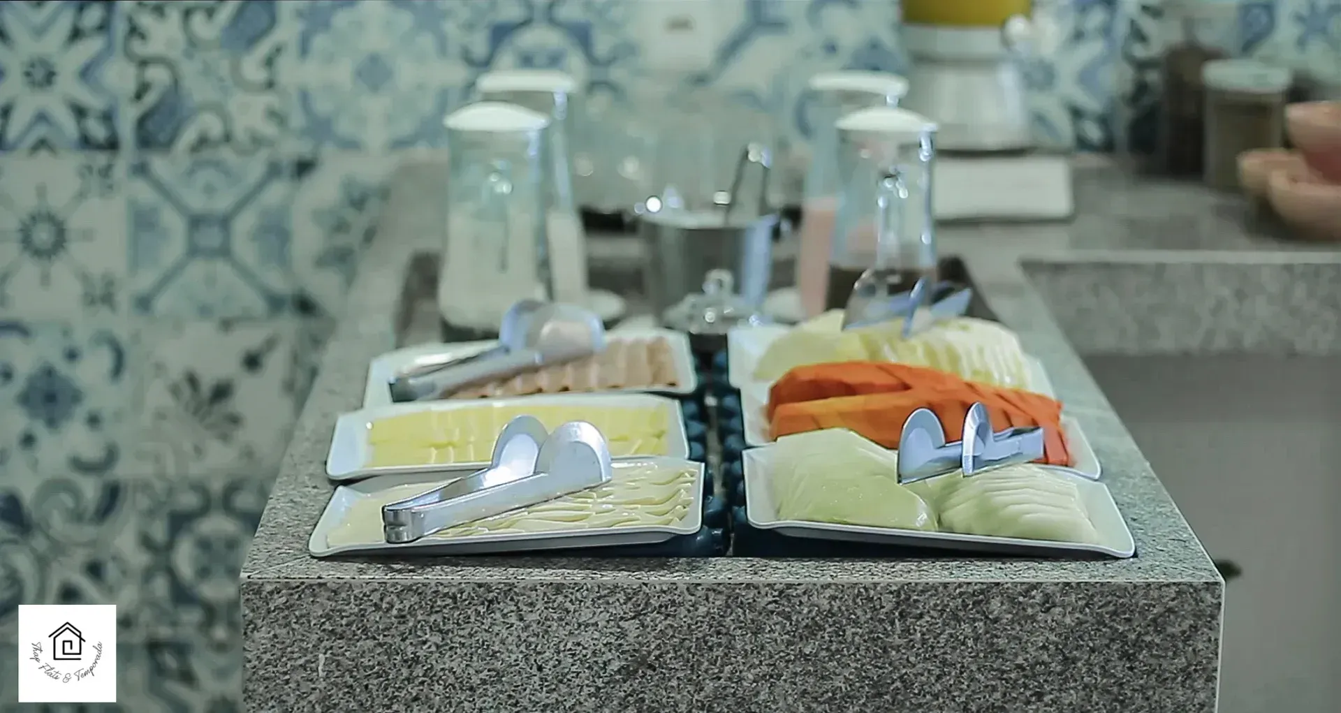 Uma mesa com pratos de comida e copos de água.