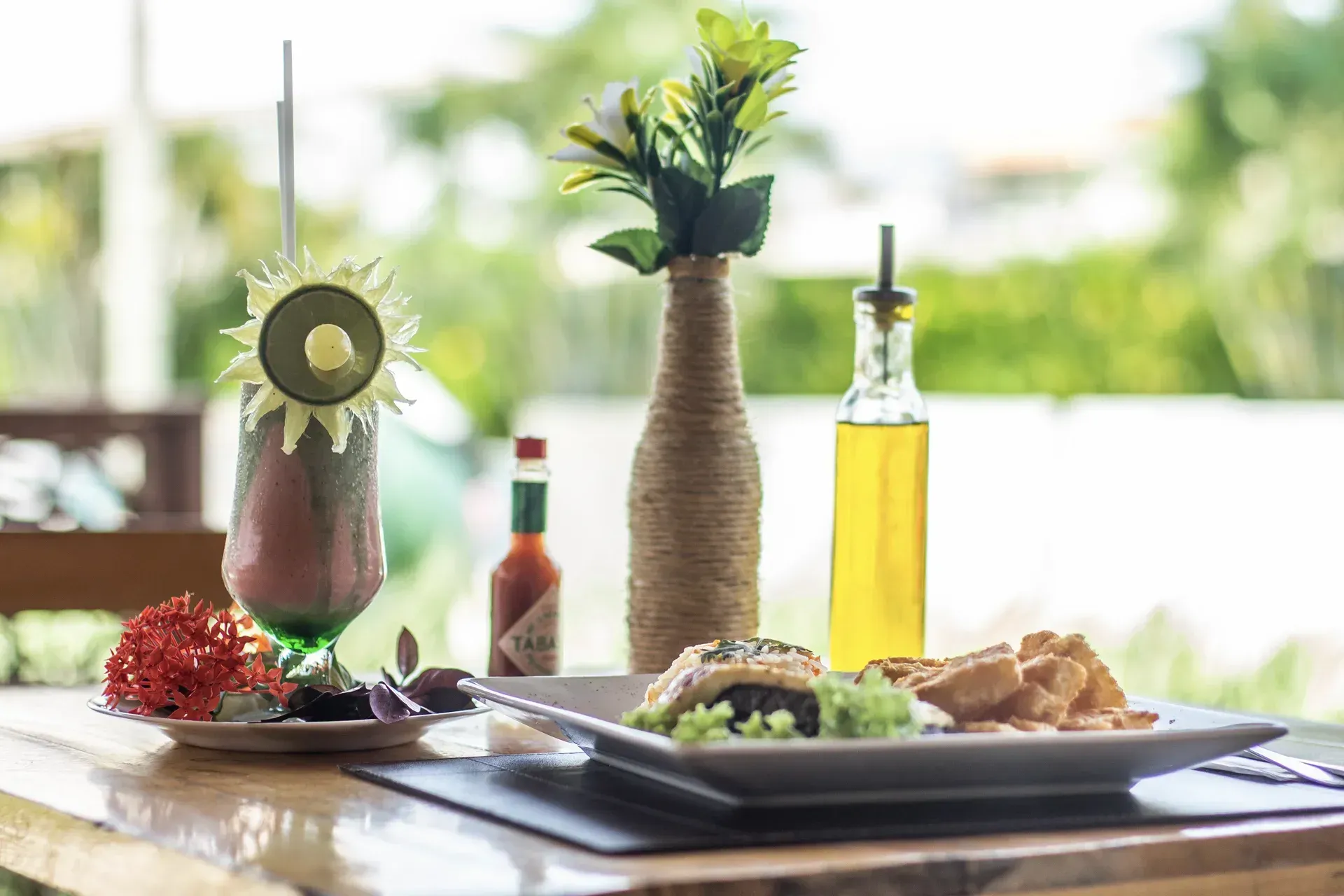 Uma mesa com um prato de comida e uma bebida.