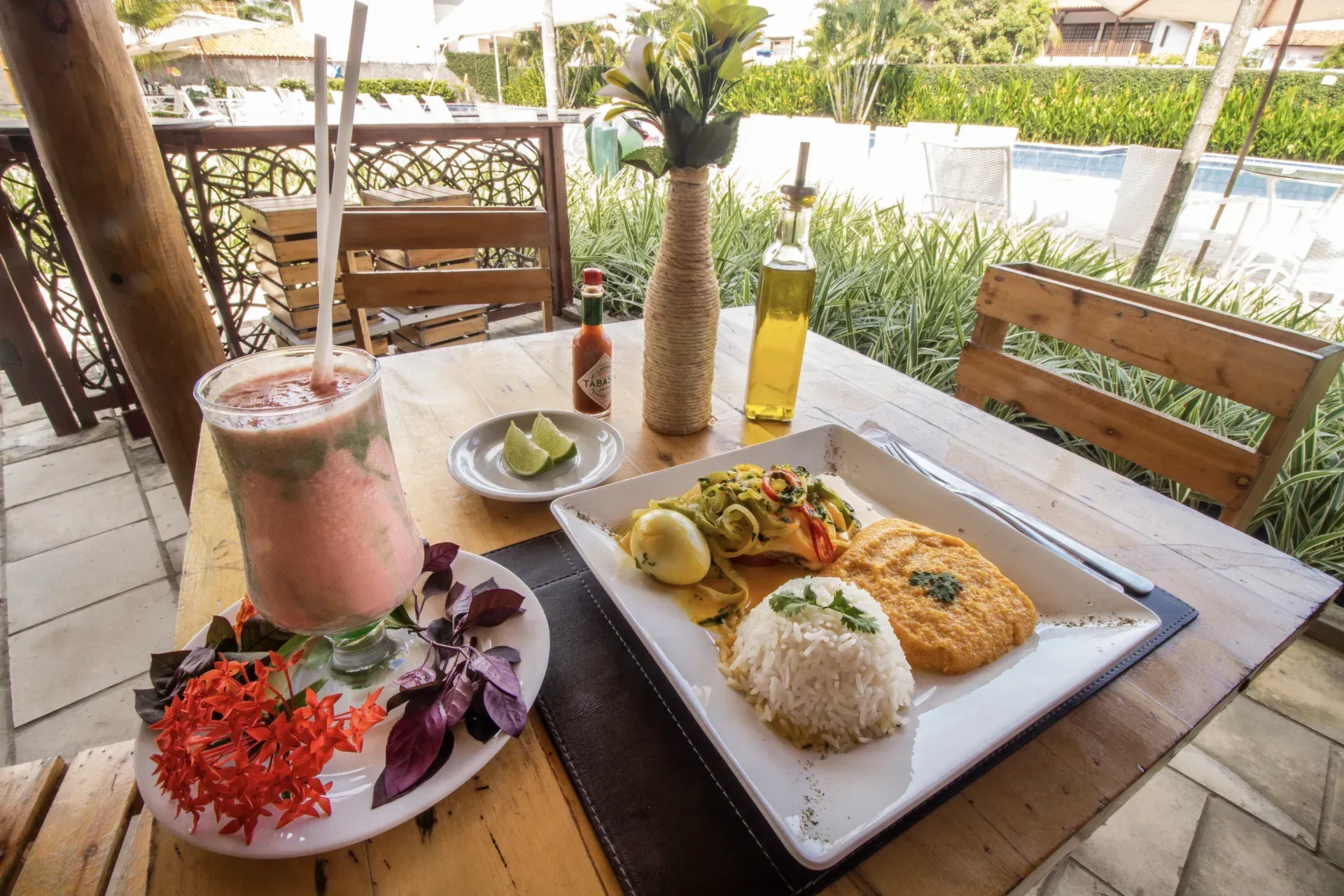 Uma mesa com pratos de comida e uma bebida.