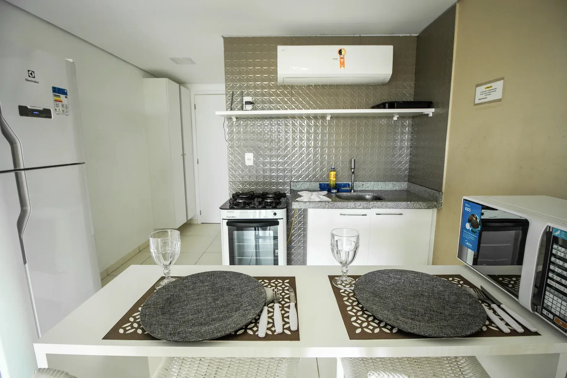 Uma cozinha com uma mesa e dois pratos