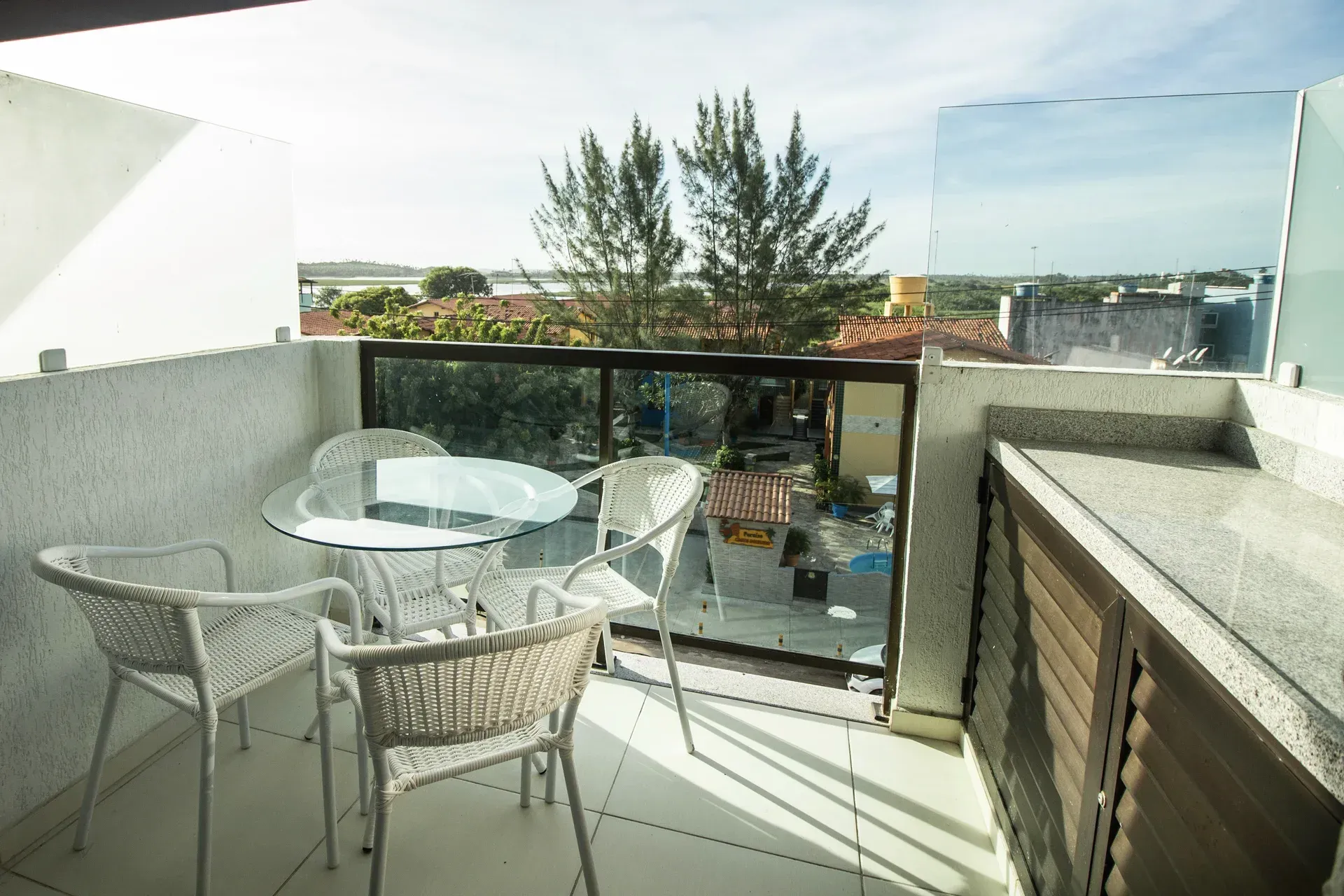 Uma varanda com mesa e cadeiras e vista para a cidade