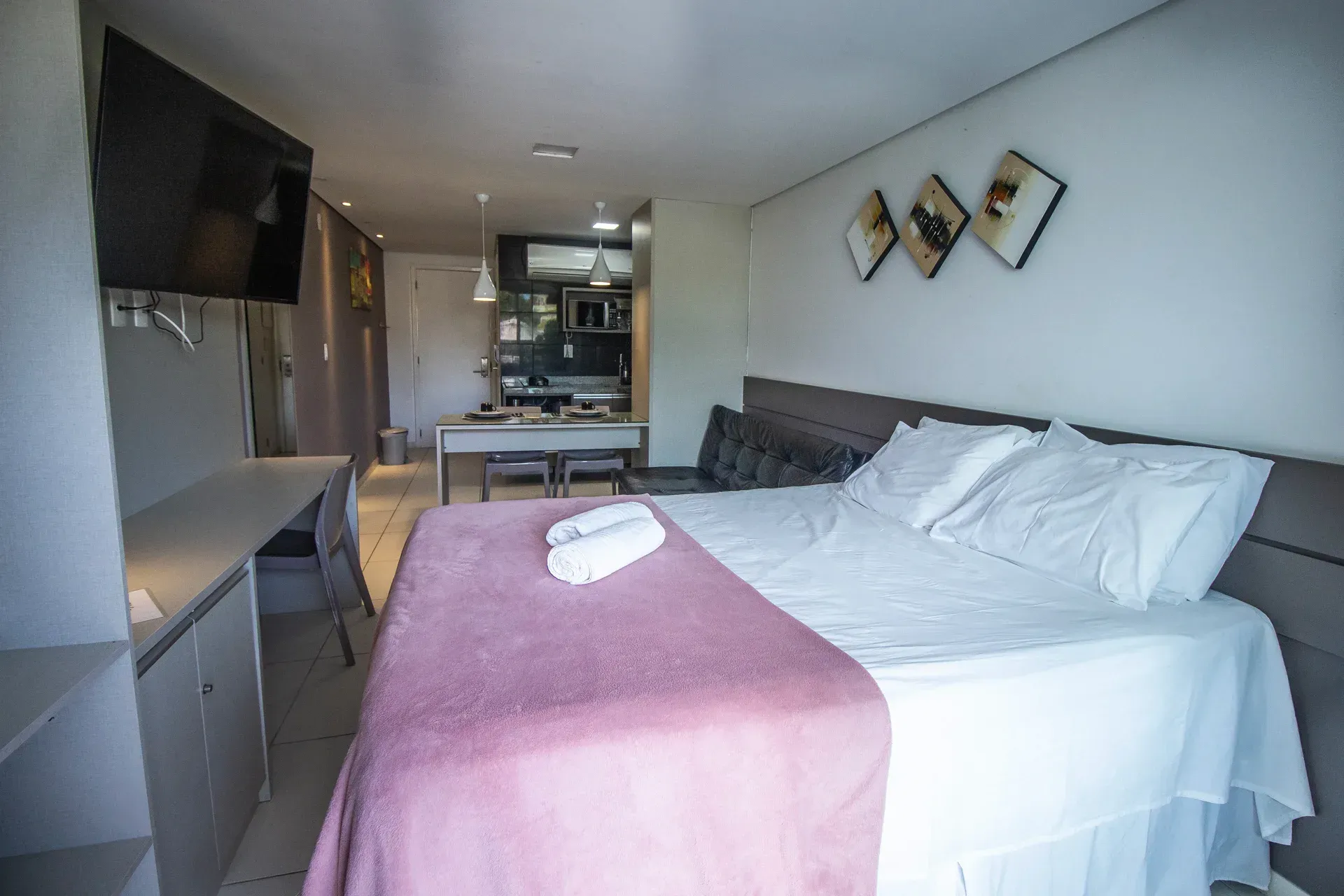 Há uma cama grande no meio do quarto.