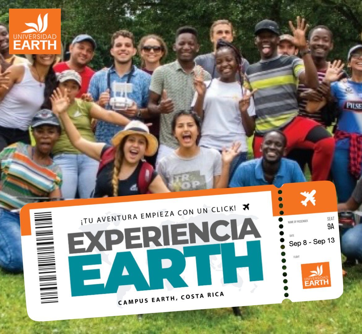 Grupo de jóvenes diversos sonriendo, con una pancarta que dice 