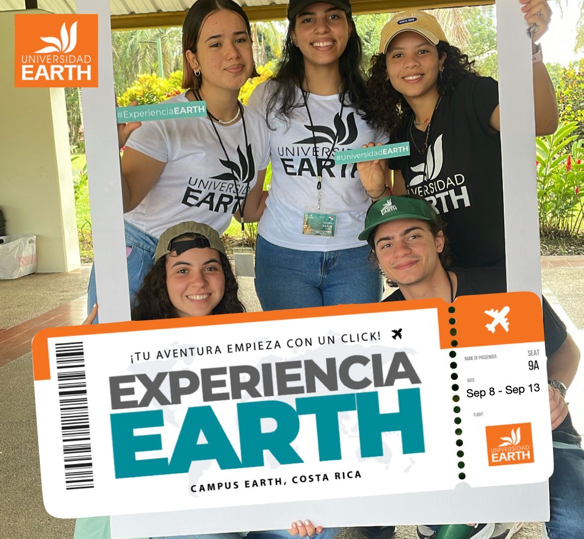 Grupo de personas sonrientes sosteniendo un cartel de 