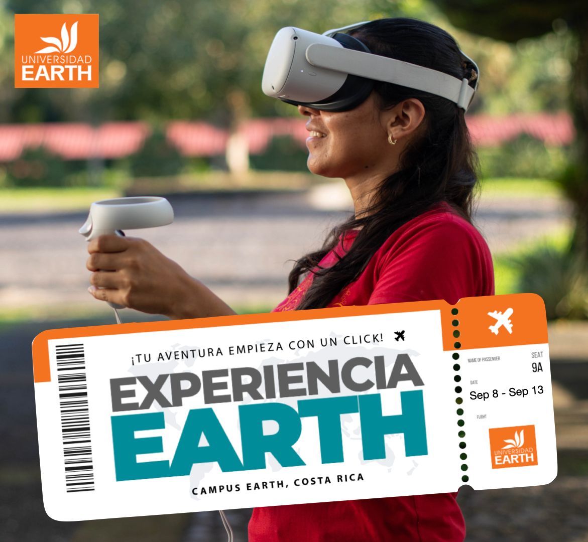 Mujer con gafas de realidad virtual, sosteniendo el mando, sonriendo. Entrada a Experiencia Earth en primer plano; Campus, Costa Rica.