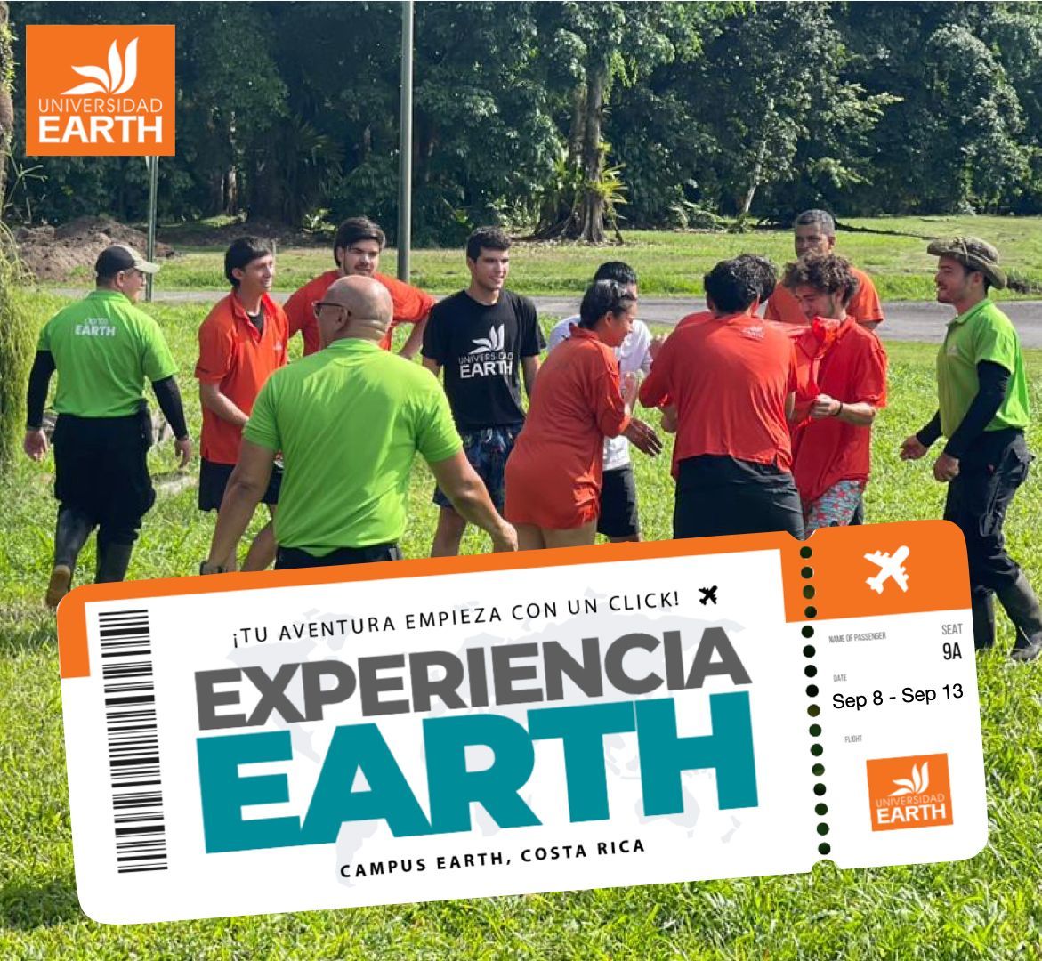 Personas con camisetas rojas y verdes participando en una actividad de equipo en un campo de césped. El logo dice 