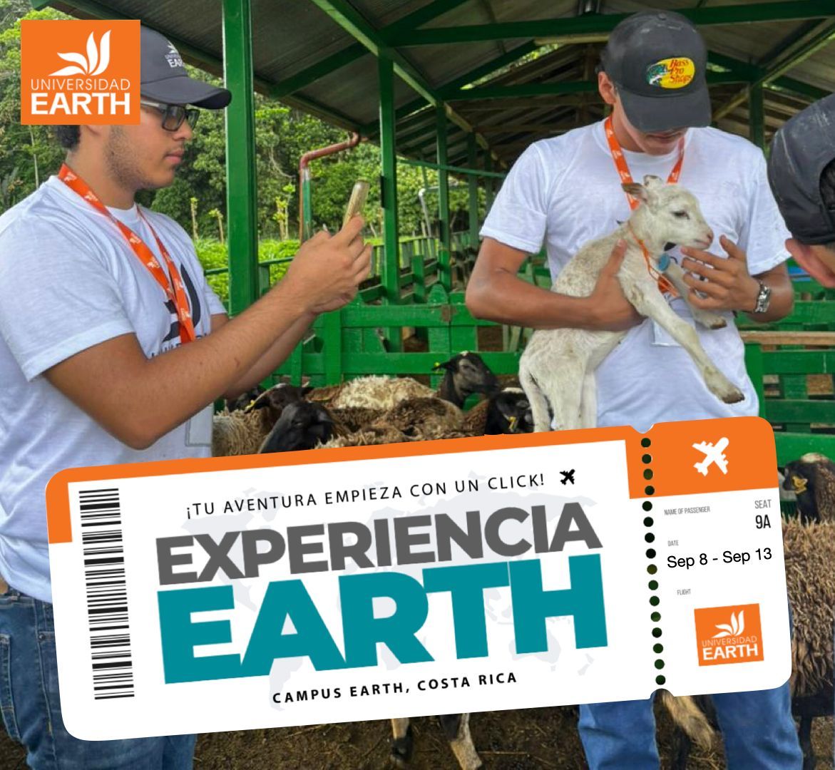 Dos personas en una granja en Costa Rica, una sosteniendo un cordero, la otra tomando una foto, con un logo de 
