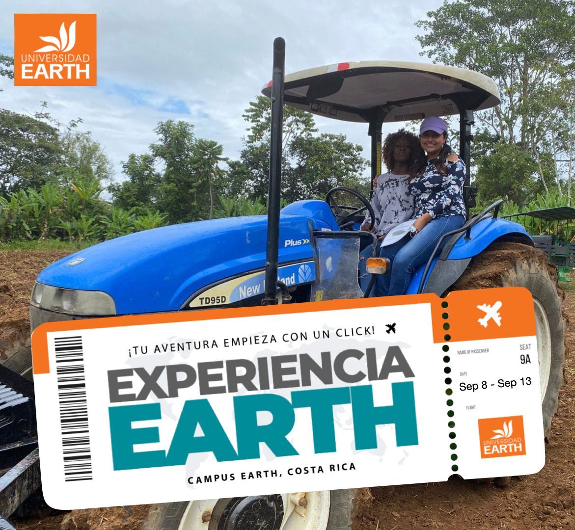 Dos personas en un tractor azul en Costa Rica. Boleto de 