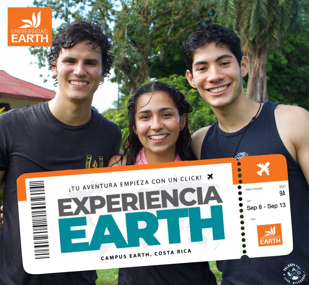 Tres jóvenes sonrientes en Costa Rica sosteniendo un logo en forma de boleto que dice 