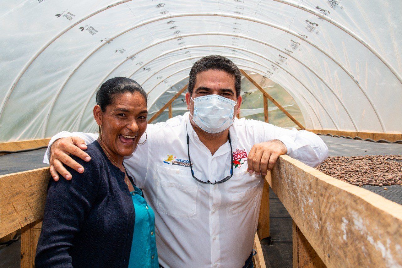 Compañeros celebrando